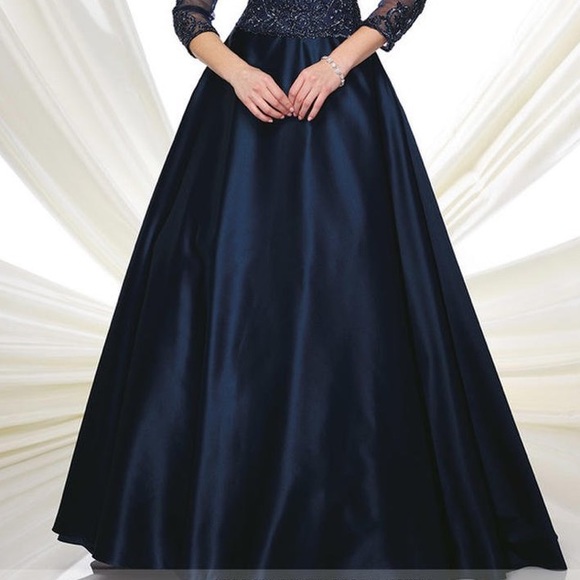 Montage by MonCheri 3/4 length sleeves gown - Picture 4 of 8